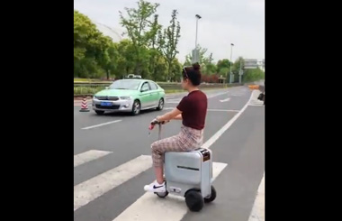 Airwheel SE3 smart rideable suitcase